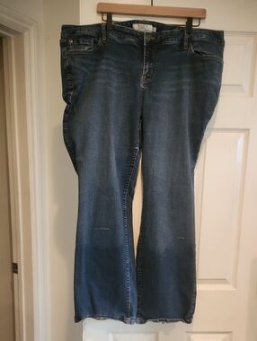 Preowned Torrid Sz 22 Relaxed Bootcut Denim Jeans Medium Wash *Bottom Hem Fray*